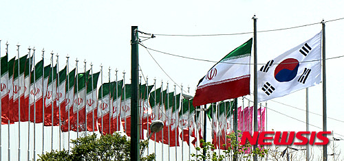 【테헤란(이란)=뉴시스】박주성 기자 = 2박 4일 일정으로 박근혜 대통령이 이란을 국빈 방문한 가운데 2일(현지시간) 이란 테헤란에 태극기와 이란 국기가 펄럭이고 있다. 2016.05.02.  park7691@newsis.com 