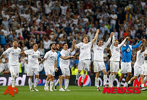 Real Madrid players celebrate at the end of the Champions League semifinal second leg soccer match between Real Madrid and Manchester City at the Santiago Bernabeu stadium in Madrid, Wednesday May 4, 2016. Real Madrid won 1-0. (AP Photo/Francisco Seco)