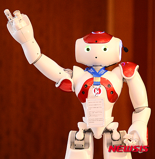 【서울=뉴시스】추상철 기자 = IBM 커넥트(Connect) 2016 코리아 기자간담회가 열린 12일 오전 서울 강남구 그랜드 인터컨티넨탈 호텔에서 인공지능 로봇 나오미가 대화 시연을 하고 있다. 국내 최초 공개된 로봇 나오미(Nao-mi)는 IBM 왓슨의 코그너티브(인식) 컴퓨팅 기술이 적용됐으며 간단한 대화뿐 아니라 '강남스타일' 등의 댄스, 왓슨 API를 활용한 개인 성향 분석 등을 할 수 있다. 2016.05.12. scchoo@newsis.com