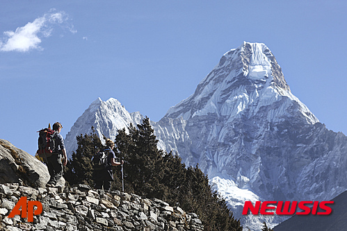 【팡보체=AP/뉴시스】산악인들이 11일(현지시간)세계최고봉 에베레스트(네팔어로 사가르마타)가 정상등반에 성공했다. 지난 2014년 4월 산사태로 네팔인 셰르파 16명이 한꺼번에 사망하면서 네팔 쪽에서 오르는 등산로가 폐쇄되고 지난해 대지진이 일어나는 등 지난 2년간 에베레스트 등반이 사실상 제대로 이뤄지지 못했다. 사진은 지난 2월 19일 네팔 팡보체 베이스캠프 쪽에서 바라본 에베레스트산. 2016.05.12  