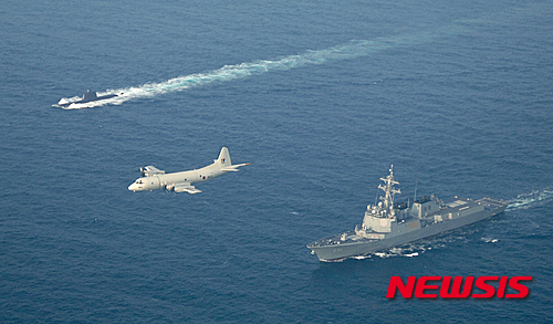 【서울=뉴시스】 호주 군함과 초계기가 남중국해에서 항행비행의 자유 작전을 펼치고 있다.