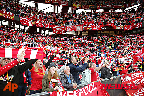 Liverpool supporters sing before the soccer Europa League final between England's Liverpool FC and Spain's Sevilla Futbol Club at the St. Jakob-Park stadium in Basel, Switzerland, Wednesday, May 18, 2016. (Peter Klaunzer/Keystone via AP) 