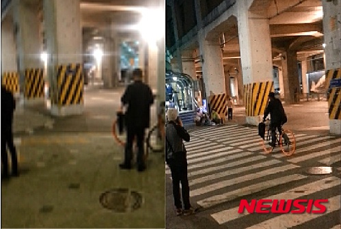 【서울=뉴시스】피의자 최모(56)씨가 지하철역 보관대에 세워진 자전거를 훔쳐 달아나는 모습. 2015.05.27. (사진= 서울 성동경찰서 제공)