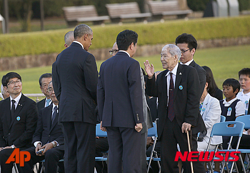 【히로시마=AP/뉴시스】버락 오바마 미국 대통령이 27일 히로시마 평화기념공원에서 원폭 생존자와 만나고 있다. 2016.05.27 