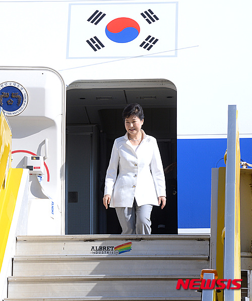 【엔테베(우간다)=뉴시스】전진환 기자 = 아프리카를 순방중인 박근혜 대통령이 28일 오후(현지시간) 두번째 기착지인 우간다 엔테베 국제공항에 도착해 전용기에서 내리고 있다. 2016.05.28.  amin2@newsis.com