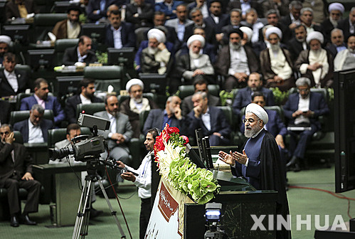 【테헤란=신화/뉴시스】하산 로하니 이란 대통령이 28일 새 회기를 시작하는 이란의 의회(마즐리스)에서 개막 연설을 하고 있다. 이란 최고지도자 하메네이는 이날 의원들에게 의회가 강대국들의 지나친 요구에 맞서는 본거지가 돼야 한다고 촉구했다. 2016.5.29