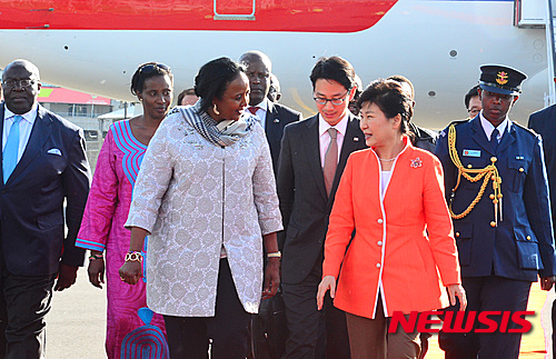 【나이로비(케냐)=뉴시스】전진환 기자 = 아프리카를 순방중인 박근혜 대통령이 30일 오후(현지시간) 케냐 나이로비 조모 케냐타 국제공항에 도착, 모하메드 외교부장관의 영접을 받으며 공항을 나오고 있다. 2016.05.30.  amin2@newsis.com