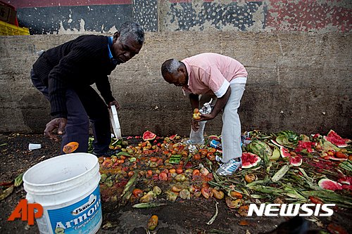 【카라카스=AP/뉴시스】베네수엘라 카라카스에 있는 한 시장의 쓰레기장에서 지난 5월 31일(현지시간) 주민들이 먹을 만한 과일이나 야채를 찾고 있다. 2016.06.08