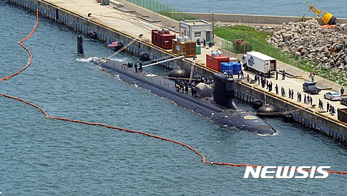 【부산=뉴시스】 하경민 기자 = 사진은 지난해 6월 부산에 입항한 미국 해군의 핵잠수함 '미시시피함'(7800t급·SSN-782)이 부산 남구 해군작전사령부 부두에 정박해 있는 모습. 2012년 6월 취역한 미국 태평양함대 소속 버지니아급 공격형 핵잠수함인 미시시피함은 길이 114.9ｍ, 폭은 10.3ｍ 크기이며, 승조원은 130여 명이다. 이 잠수함은 토마호크 미사일 12기와 어뢰 24기를 장착할 수 있으며, 한번에 90일 동안 물속에서 작전을 수행한다. 2016.06.13. yulnetphoto@newsis.com 