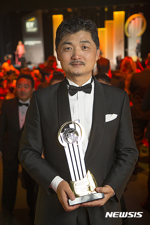 【서울=뉴시스】김범수 카카오 이사회 의장이 모나코 몬테카를로에서 열린 'EY 최우수 기업가상' 글로벌 시상식에서 한국 대표로 수상했다. (사진/카카오 제공).
