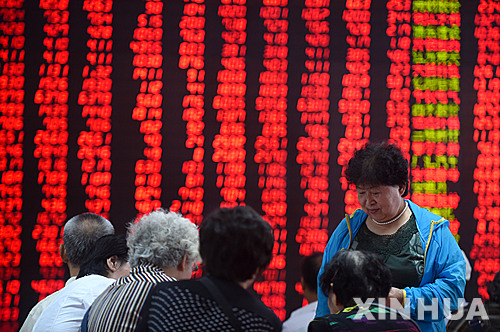 【선양=신화/뉴시스】중국 랴오닝성 선양의 증권회사에 15일 투자자들이 시세판 앞에 앉아있다. 중국 본토주식인 A주의 모건스탠리캐피털인터내셔널(MSCI) 신흥지수 편입이 세 번째로 불발된 가운데에서도 중국 증시는 이날 상승 마감했다. 2016.06.15 