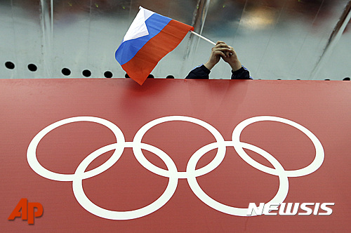 【런던=AP/뉴시스】국제올림픽위원회(IOC)는 18일(현지시간) 국제육상경기연맹(IAAF)의 러시아 육상선수 국제경기 출전 금지 연장 결정을 지지한다고 밝혔다. IOC는 이날 전화회의로 이사회를 열고 발표한 성명에서 국제육상경기연맹(IAAF)의 러시아 육상선수 국제경기 출전 금지 연장 결정을 전적으로 환영하고 지지하며 존중한다며 모든 선수가 브라질 리우데자네이루 올림픽 전 실시한 도핑 단속을 위한 더 광범위한 조치를 할 것이라고 밝혔다 러시아 스케이트 팬이 지난 2014년 2월18일 소치에서 열린 동계올림픽 중 아들레르 아레나 스케이트장에서 열린 남자 1만 m 스피드스케이팅 경기 시작 전 러시아 국기를 들고 있다. 2016.06.19  