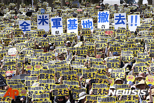 【나하=AP/뉴시스】2016년 6월 19일 일본 오키나와에서 시민들이 미군 기지 반대 시위를 벌이고 있다. 2016. 6. 19. 
