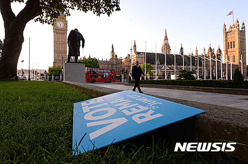 【런던=AP/뉴시스】24일(현지시간) 영국 런던 국회 앞 광장 잔디에 영국의 유럽연합(EU) 잔류를 지지하는 포스터가 놓여 있다. 브렉시트 국민투표는 지난 23일 오전 7시부터 오후 10시까지 진행됐다. 영국 선거관리위원회는 브렉시트 국민투표 개표 결과 탈퇴 지지표가 51.89%, 잔류 지지표는 48.11%로 집계됐다고 발표했다. 2016.06.25 