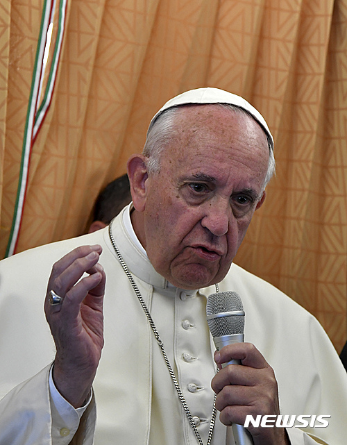 【교황 전용기=AP/뉴시스】프란치스코 교황이 26일 아르메니아 방문을 마치고 바티칸시티로 돌아오는 비행기 안에서 기자회견을 열고 있다. 그는 이날 교회가 그동안 박해받았던 동성애자들에게 사죄해야만 한다고 말했다. 2016.6.27