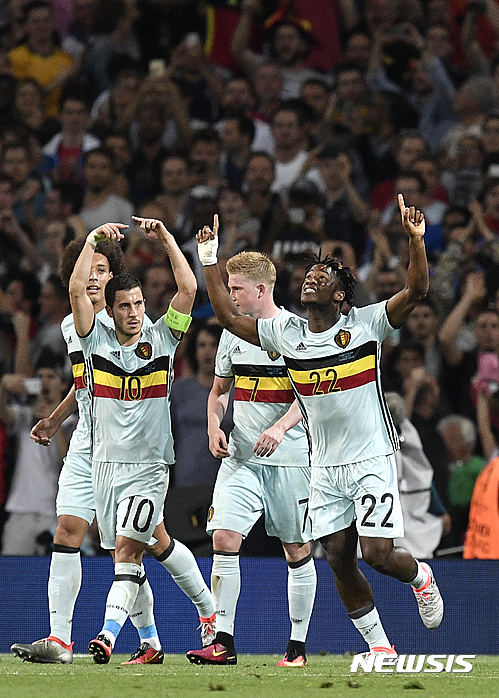 Belgium's Michy Batshuayi, right, celebrates after scoring his side?s second goal during the Euro 2016 round of 16 soccer match between Hungary and Belgium, at the Stadium municipal in Toulouse, France, Sunday, June 26, 2016. (AP Photo/Martin Meissner)