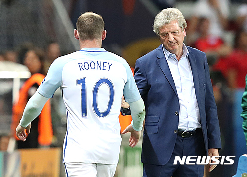 England coach Roy Hodgson salutes Wayne Rooney as he leaves the pitch to be replaced during the Euro 2016 round of 16 soccer match between England and Iceland, at the Allianz Riviera stadium in Nice, France, Monday, June 27, 2016. (AP Photo/Thanassis Stavrakis)