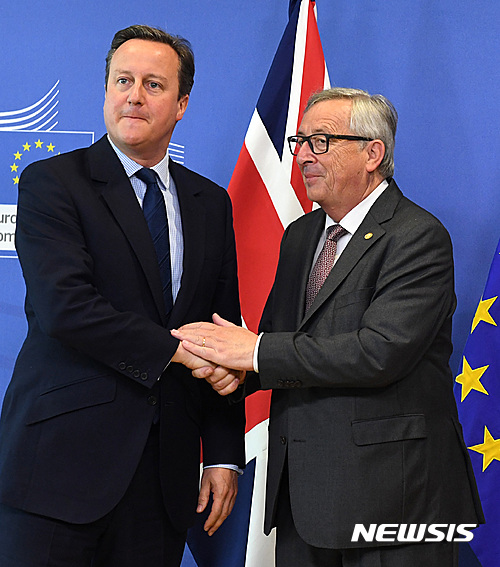 【브뤼셀=AP/뉴시스】EU 정상회의 참석차 브뤼셀 EU 본부에 도착한 영국의 데이비드 캐머런 총리(왼쪽)과 장 클로드 융커 EU 집행위원장이 악수하고 있다. 2016. 6. 28.  