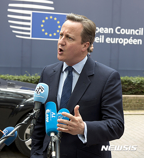 【브뤼셀=AP/뉴시스】영국의 데이비드 캐머런 총리가 EU 정상회의 참석차 브뤼셀에 도착한 뒤 기자들에게 말하고 있다. 2016. 6. 28.  