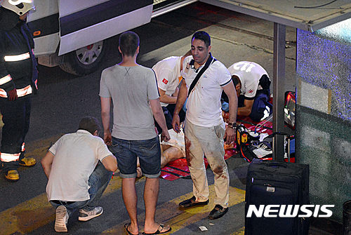 【이스탄불=AP/뉴시스】터키 이스탄불 아타튀르크 국제공항에서 28일(현지시간) 동시다발 테러가 발생해 많은 사상자가 발생한 가운데 구급대원들이 현장에서 부상자로 보이는 사람을 응급조치하고 있다. 2016.06.29 