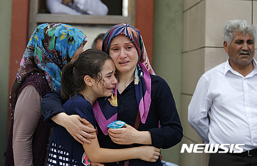 【이스탄불=AP/뉴시스】터키 이스탄불 공항 테러의 희생자 가족들이 29일 법의학 센터 앞에서 울고 있다. 2016. 6. 29.  