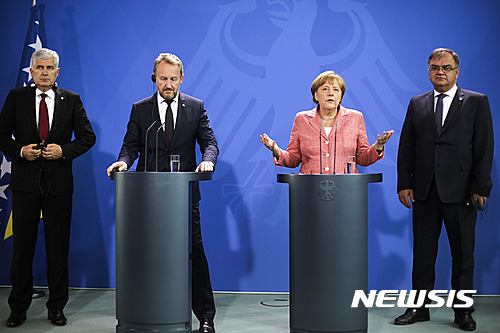 【베를린=AP/뉴시스】독일을 방문한 보스니아-헤르체고비나의 3인 집단 대통령단이 30일 총리 관저에서 앙겔라 메르켈 총리와 함께 공동 기자회견을 갖고 있다. 왼쪽부터 바키르 이제트베고비치, 믈라덴 이바니치, 및 드라간 고비치 대통령 순으로 서 있다. 한 명씩 주 대통령직을 돌려가며 맡는다. 2016. 6. 30.  