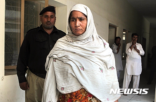 【구즈란왈라=AP/뉴시스】파키스탄 구즈란왈라에서 지난 6월 18일(현지시간) 가족의 허락을 받지 않고 사랑하는 남자와 결혼한 딸을 살해한 어머니 아미나 비비가 경찰에 체포되고 있다. 비비는 임신한 딸을 칼로 목을 잘라 살해했다. 2016.07.04 