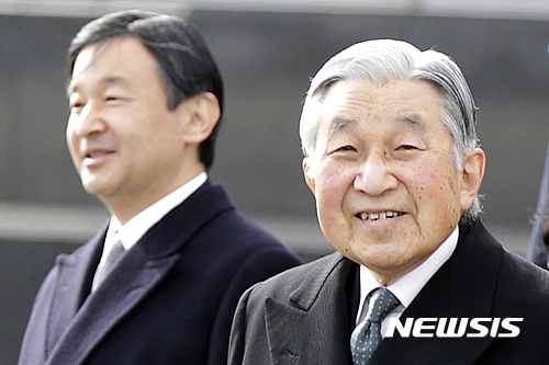 【AP/뉴시스】올 1월 사진으로, 아키히토 일왕(오른쪽)이 왕세자 나루히토와 함께 하네다 공항에 도착하고 있다. 13일 일왕이 생전 선위 의사를 표했다고 NHK가 보도했다. 아키히토 일왕은 올해 27년 재위에 있다. 2016. 7. 13.  