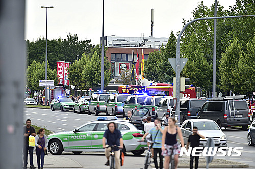 【뮌헨=AP/뉴시스】22일(현지시간) 총격 사건이 발생한 독일 뮌헨 올림피아 쇼핑센터 인근에 긴급 출동한 경찰 차량들이 줄지어 서 있다. 총격으로 수 명이 사망하고 수 명이 부상한 가운데 인근 칼스 광장에서 2번째 총격이 발생했다고 현지 언론이 전했다. 2016.7.23