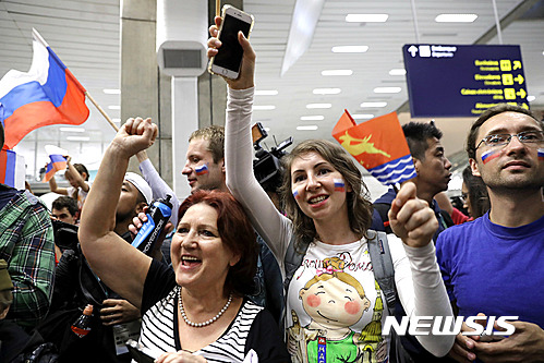 Supporters cheer as members of the Russian Olympic delegation arrive at Rio de Janeiro International Airport in Rio de Janeiro, Brazil, Thursday, July 28, 2016. (AP Photo/Patrick Semansky)