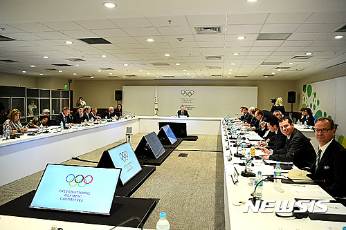 【리우데자네이루(브라질)=AP/뉴시스】국제 올림픽위원회( IOC) 집행위원회가 30일(현지시간) 브라질 리우데자네이루에서 열린 가운데 토마스 바흐 위원장이 연설하고 있다. 2016.07.31  