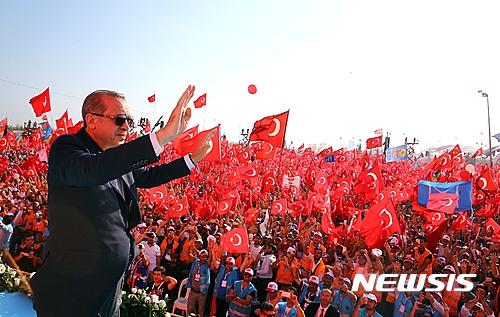 【이스탄불=AP/뉴시스】터키 이스탄불에서 7일(현지시간) 열린 반쿠데타 집회에 약 100만명이 참가해 터키의 붉은 국기를 흔들며 레제프 타이이프 에르도안 대통령에 대한 지지를 표하고 있다. 2016.08.07
