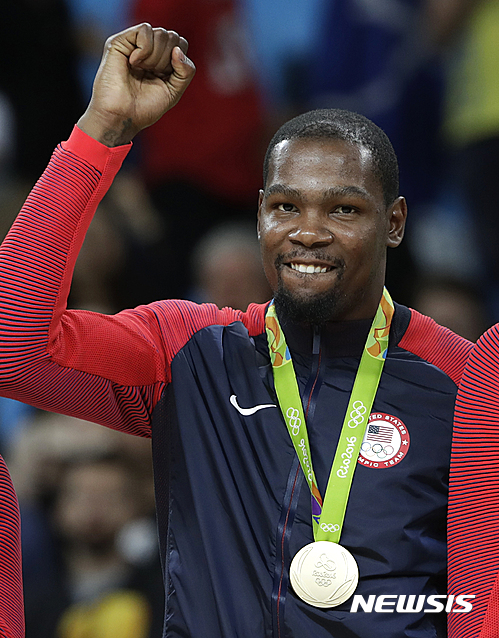 [리우데자네이루=AP/뉴시스]미국 남자농구대표팀의 케빈 듀런트. 2016 리우데자네이루올림픽에서 금메달을 목에 건 모습.