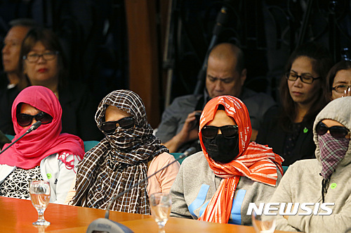 【파사이시티=AP/뉴시스】23일 필리핀 상원에서 두테르테 대통령의 마약전쟁으로 사법절차 무시 속에 처형된 1700여 명에 대한 조사가 진행됐다. 안경 등으로 얼굴을 가린 정부 비판 증언자들이 순서를 기다리고 있다. 2016. 8. 23.  