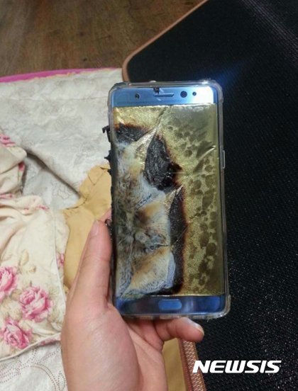 온라인 커뮤니티 '뽐뿌'에 올라온 폭발 후 갤럭시노트7 제품 사진