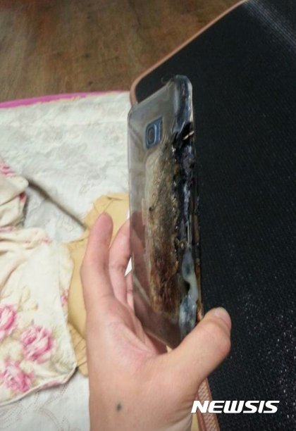 온라인 커뮤니티 '뽐뿌'에 올라온 폭발 후 갤럭시노트7 제품 사진