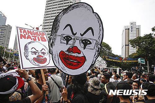 【쿠알라룸푸르=AP/뉴시스】말레이시아 학생 운동가들이 27일 쿠알라룸푸르에서 말레이시아 국부펀드 1MDB의 대규모 사기 사건에 연루된 의혹을 받고 있는 나지브 라자크 총리의 커리커처를 들고 그의 퇴진을 요구하는 시위를 벌이고 있다. 경찰의 시위 금지에도 불구하고 1000명이 넘는 시위대가 집결했다. 2016.8.27