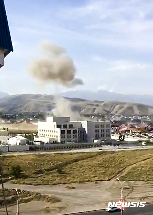 【비슈케크=AP/뉴시스】30일(현지시간) 키르기스스탄 수도 비슈케크의 중국대사관 인근에서 자살폭탄테러가 발생해 최소 1명이 숨지고 3명이 다쳤다. 사진은 현지 매체 클루프 미디어재단이 촬영한 동영상 화면을 캡처한 것으로, 자폭테러가 발생한 직후 연기가 치솟는 순간이 포착돼있다.2016.08.30 