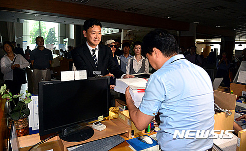 [서울=뉴시스]김선웅 기자 = 지난 2016년 9월5일 오후 서울 서초구 서울중앙지법에서 정전으로 불이 꺼진 가운데 전기요금 집단 소송을 이끌고 있는 법무법인 인강 곽상언 변호사가 5368가구에 대한 누진세 소송 소장을 접수하고 있다. 2016.09.05. mangusta@newsis.com