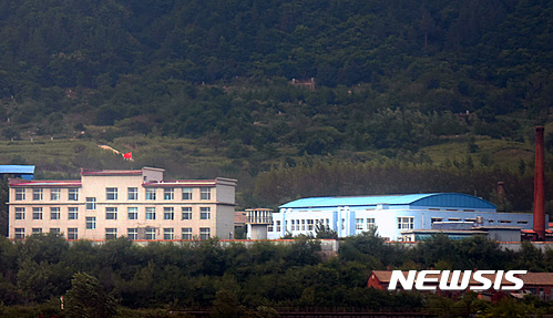 【지린성(중국)=뉴시스】박진희 기자 = 지난 2일 중국 지린성 북·중 접경 지역의 탈북자 수용소(가출소) 모습이 뉴시스 취재진에 포착되었다. 현지 소식통은 "파란색 지붕 건물(오른쪽)이 중국내에서 잡힌 탈북자들이 강제송환 전까지 수용하는 시설이며, 왼쪽 건물은 수용소 관리동이다"라고 밝혔다. 2016.09.06. pak7130@newsis.com