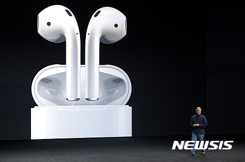 Phil Schiller, Apple's senior vice president of worldwide marketing, talks about the features on the new iPhone 7 earphone options during an event to announce new products Wednesday, Sept. 7, 2016, in San Francisco. (AP Photo/Marcio Jose Sanchez)