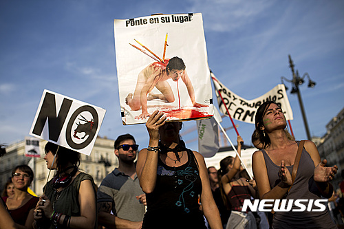 【마드리드(스페인)=AP/뉴시스】스페인의 수도 마드리드에서 10일 거행된 동물보호단체의 투우반대 시위에서 한 여성이 