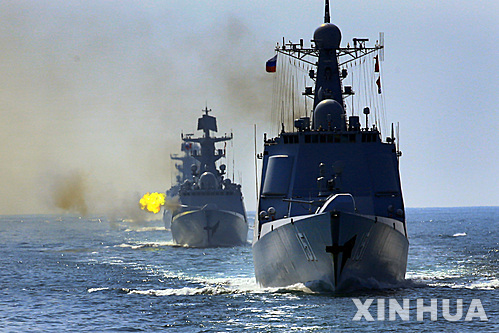 중국과 러시아 군함이 화포를 쏘며 연합훈련을 펼치고 있다. 