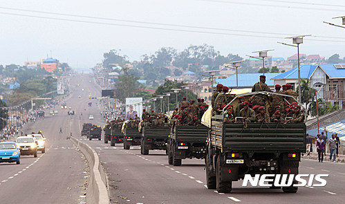 【킨샤사(콩고)=AP/뉴시스】콩고의 수도 킨샤사에서 대통령선거 연기에 항의하는 시위군중에게 군이 발포, 44명이 살해된 이후 군 수송트럭들이 20일 (현지시간) 군인들을 태우고 시내를 질주하고 있다.2019.09.21   