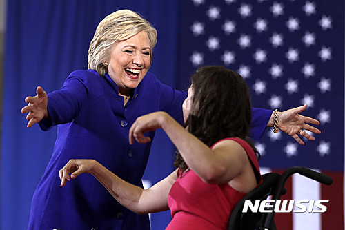 【올랜도=AP/뉴시스】미국 민주당 대선 후보 힐러리 클린턴이 21일(현지시간) 플로리다주 올랜도의 선거 유세장에서 지지자와 포옹하고 있다. 2016.9.22. 