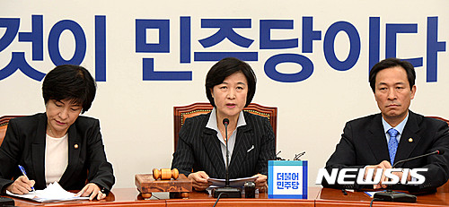 【서울=뉴시스】박주성 기자 = 더불어민주당 추미애 대표가 23일 오전 서울 여의도 국회 당대표실에서 열린 최고위원회의에서 모두발언을 하고 있다.   이날 추미애 대표는 "박근혜 대통령이 북한의 핵실험의 원인이 햇볕정책과 대화에 있다며 안보위기의 책임을 야당에 떠넘겼다"고 말했다. 2016.09.23.   park7691@newsis.com