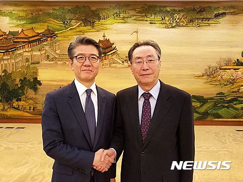 【서울=뉴시스】한·중 6자회담 수석대표가 지난 22일 중국 베이징에서 양자 협의를 열어 대북 추가 제재 방안을 논의했다.(사진=외교부 제공)  