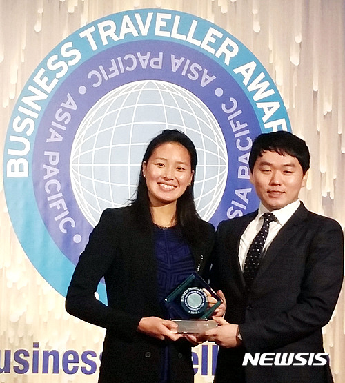 【인천공항=뉴시스】홍찬선 기자 =  인천공항이 지난 23일(현지시각) 홍콩에서 개최된 ‘비즈니스 트래블러 아시아-태평양판 어워드(Business Traveller Asia-Pacific Awards)’에서 ‘세계최고 공항면세점상((Best Airport Duty-Free in the World)’을 수상했다. 신기대 인천국제공항공사 사원이 홍콩 올림픽 국가대표 수영선수 Yvette Kong(왼쪽)에게 상패를 받고 기념촬영을 하고 있다. 2016.09.25.(사진=인천공항공사 제공)   photo@newsis.com 