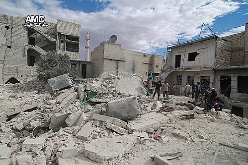【서울=뉴시스】시리아 알레포 주의 건물들이 공습으로 인해 흔적을 찾기 어려울 정도로 파괴됐다. 현지에서 활동하는 알레포미디어센터(AMC)는 공습 현장 사진을 24일(현지시간) 페이스북 페이지에 공개했다. 시리아 정부군은 지난 23일에만 알레포의 반군 점령 지역에 60차례가 넘는 폭격을 퍼붓는 등 민간인을 겨냥한 공격을 강화한 것으로 전해졌다. (사진 출처 = 알레포미디어센터 페이스북) 2016.09.25. 