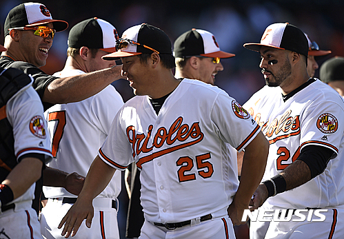Baltimore Orioles' Hyun Soo Kim, center, is congratulated after the Orioles win 2-1 to sweep the three game series against the Arizona Diamondbacks a baseball game, Sunday, Sept.25, 2016, in Baltimore. Kim hit a two run home run in the second inning. (AP Photo/Gail Burton)